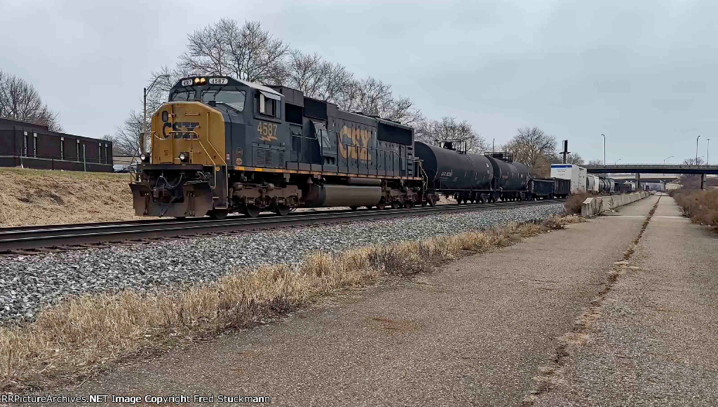 CSX 4587 leads M418.